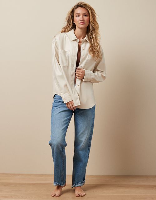 Camisa AE de botones con textura de cuero