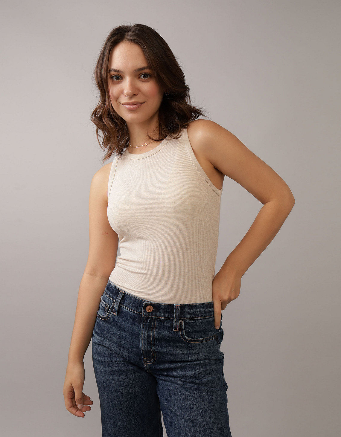 Blusa AE cuello redondo sin mangas para mujer