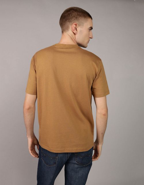 Camiseta Ae con diseño de bloques de color y estampado tipográfico