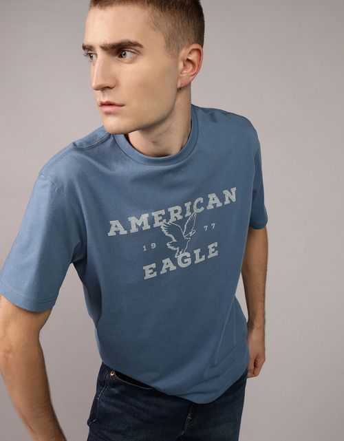 Camiseta Ae con diseño de bloques de color y estampado tipográfico