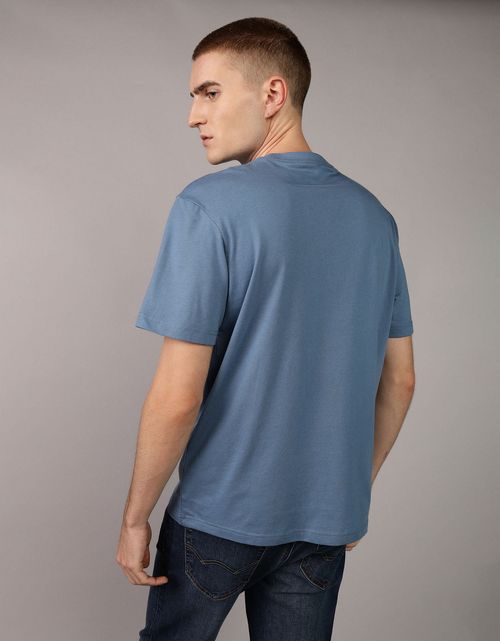 Camiseta Ae con diseño de bloques de color y estampado tipográfico