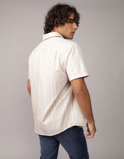 Camisa abotonada junto a la piscina Ae