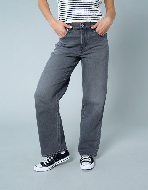 Jean AE Stretch de pierna recta de tiro alto.